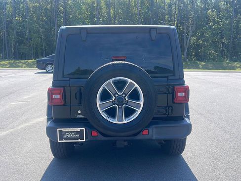 Used 2018 Jeep Wrangler Unlimited Sahara AWD/4WD image 8