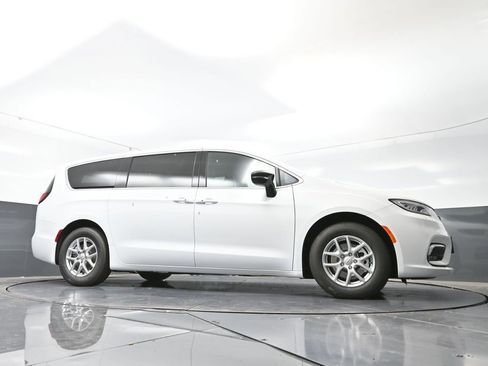 New 2026 Chrysler Pacifica Select image 47