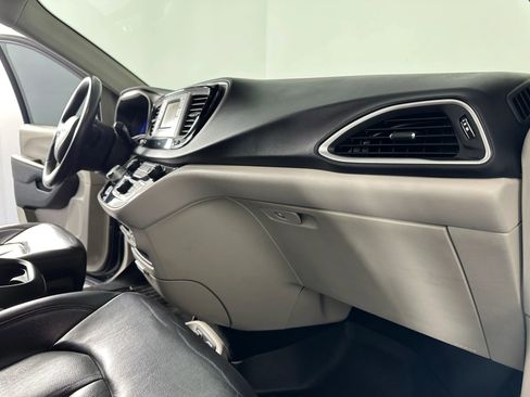 Used 2017 Chrysler Pacifica Touring-L image 39