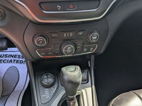 Used 2019 Jeep Cherokee Trailhawk w/ Cold Weather Group AWD/4WD image 15