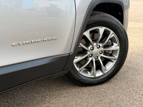 Used 2019 Jeep Cherokee Latitude Plus w/ Comfort/Convenience Group FWD image 11
