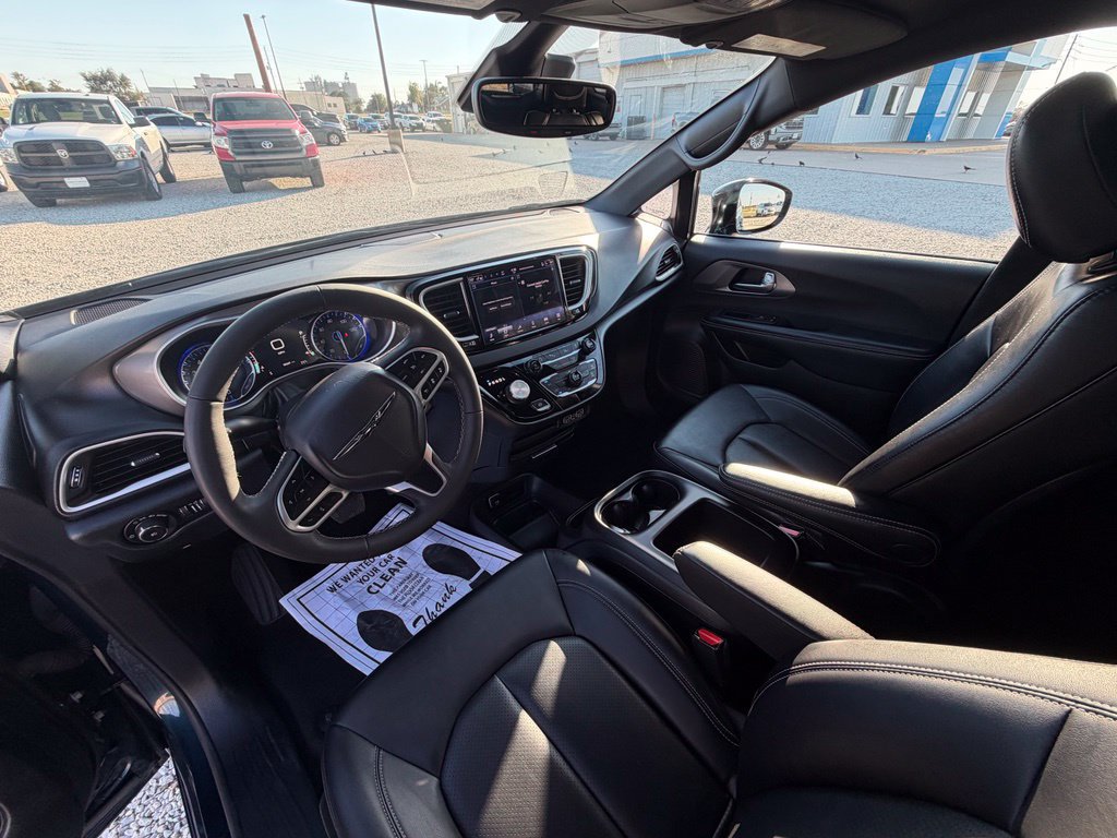 Used 2025 Chrysler Pacifica Select FWD image 12