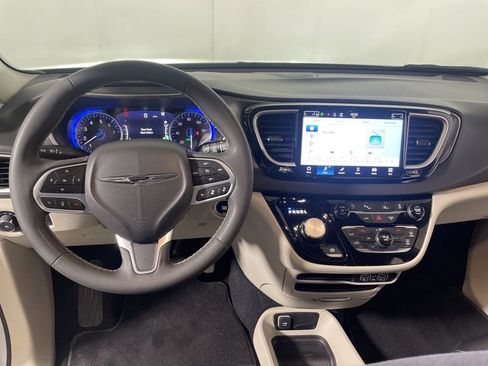 Used 2024 Chrysler Pacifica Touring-L FWD image 12