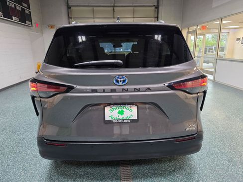 Used 2024 Toyota Sienna XLE FWD image 8
