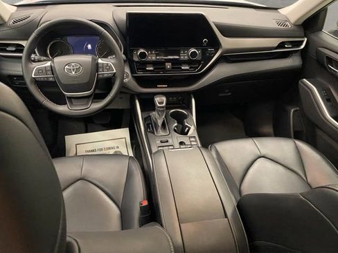 Used 2023 Toyota Highlander XLE AWD/4WD image 13