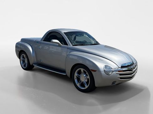 Used 2005 Chevrolet SSR w/ Preferred Equipment Group RWD image 9