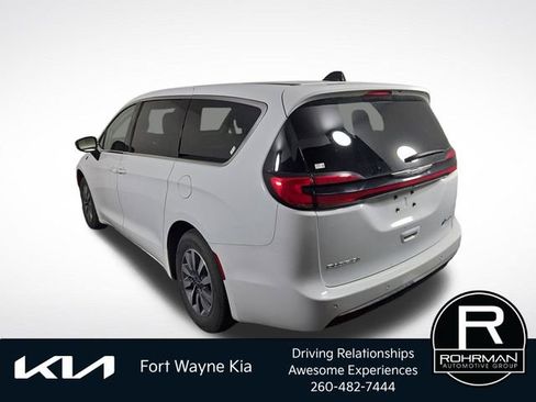 Used 2024 Chrysler Pacifica Limited FWD image 9