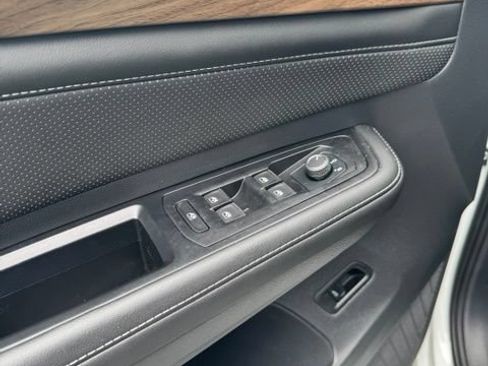 Used 2024 Volkswagen Atlas SE FWD image 13