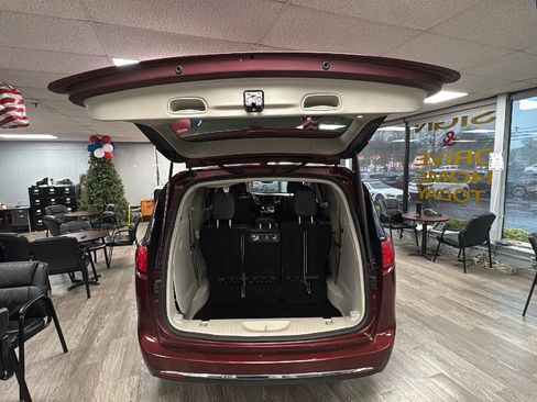 Used 2020 Chrysler Pacifica Touring-L FWD image 16