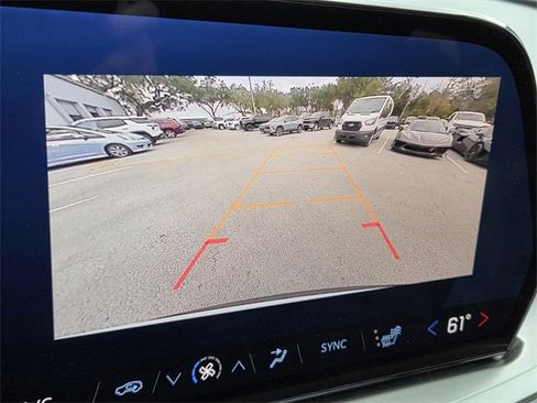 Used 2025 Chevrolet Traverse LT image 32