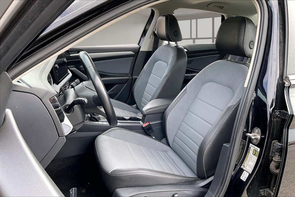 Used 2025 Volkswagen Jetta SE FWD image 20