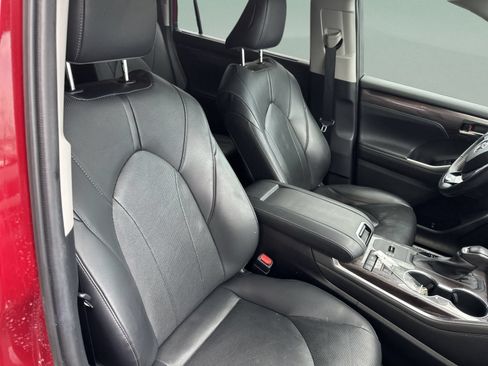 Used 2021 Toyota Highlander Limited FWD image 24