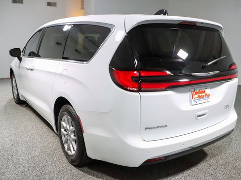 Used 2024 Chrysler Pacifica Touring-L FWD image 9