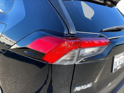 Used 2019 Toyota RAV4 LE w/ All Weather Liner Package FWD image 28