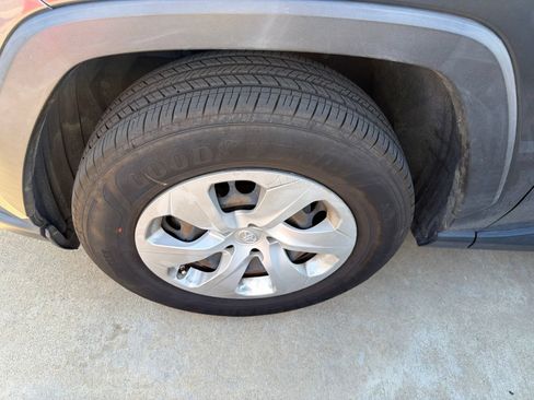 Used 2019 Toyota RAV4 LE FWD image 2