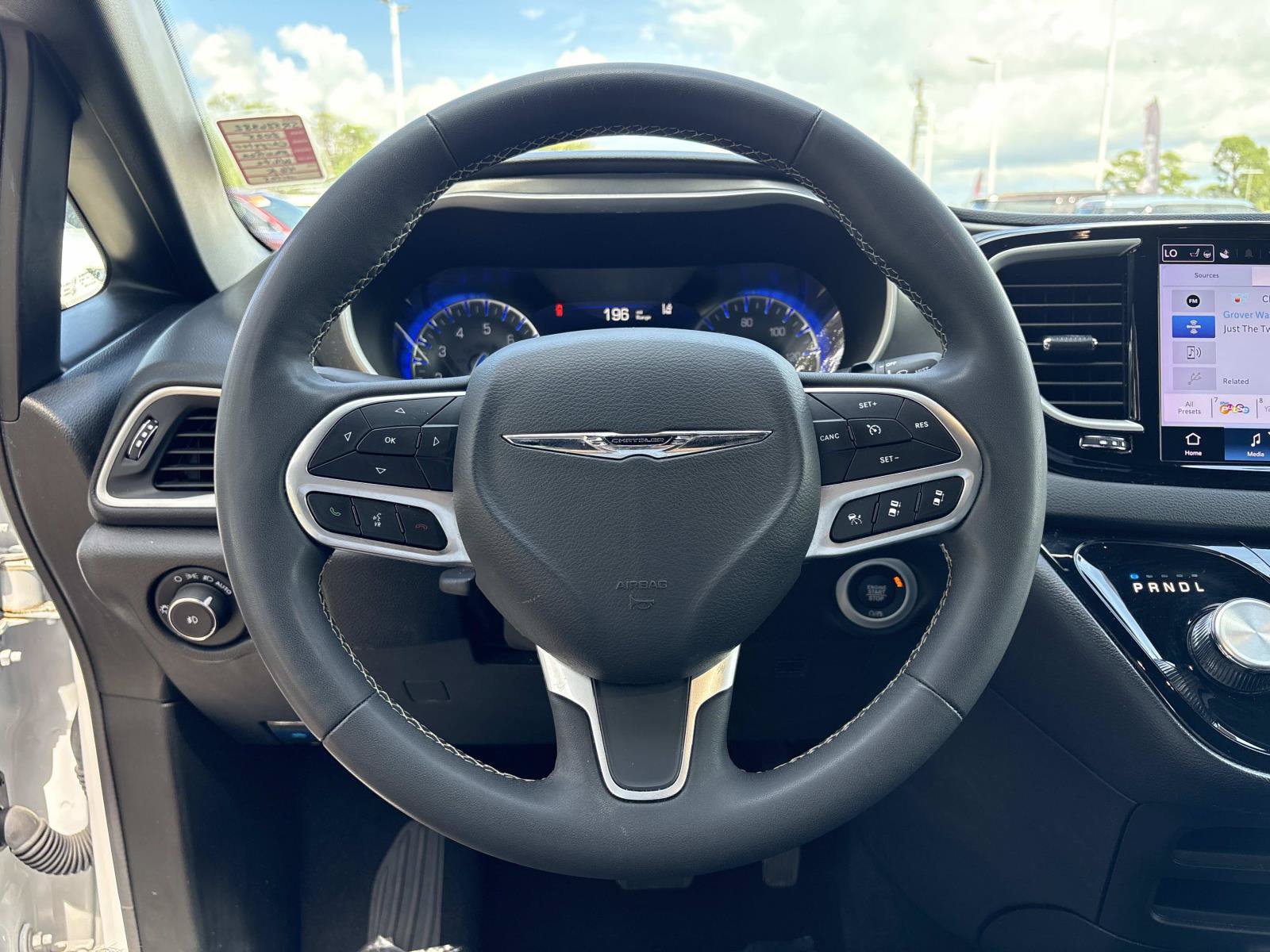 Certified 2025 Chrysler Pacifica Select FWD image 30