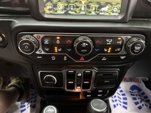 Used 2022 Jeep Wrangler Unlimited Sahara AWD/4WD image 18
