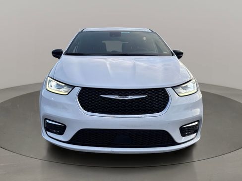 Used 2025 Chrysler Pacifica Select image 2