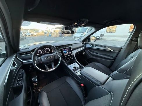 New 2025 Jeep Grand Cherokee L Laredo image 19