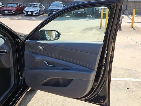 Used 2025 Hyundai Elantra SEL FWD image 33
