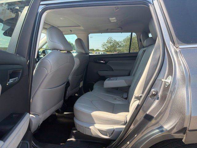Used 2024 Toyota Highlander XLE FWD image 21
