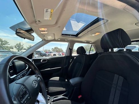 Used 2025 Hyundai Venue SEL FWD image 12