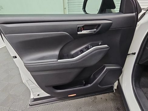 Used 2021 Toyota Highlander XLE AWD/4WD image 31