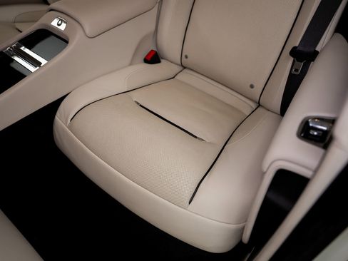 Used 2017 Rolls-Royce Wraith RWD image 39