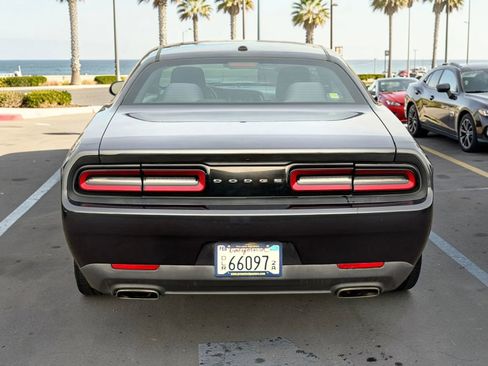 Used 2017 Dodge Challenger SXT image 9