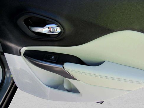 Used 2020 Jeep Cherokee Latitude Plus w/ Comfort/Convenience Group image 36