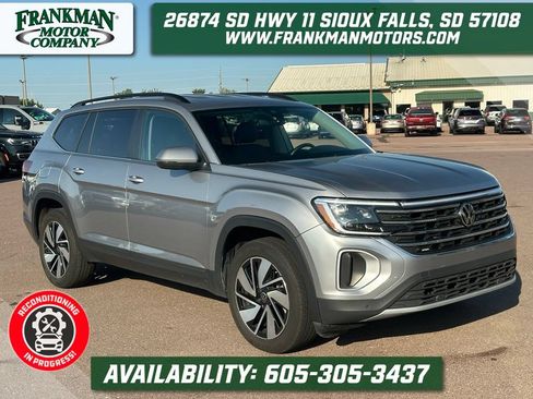 Used 2025 Volkswagen Atlas SE AWD/4WD image 1