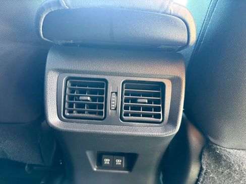 Used 2021 Toyota Venza LE AWD/4WD image 19