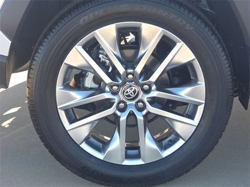 Used 2025 Toyota RAV4 XLE Premium image 9