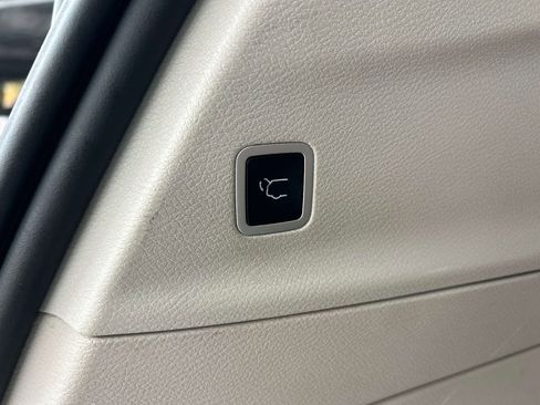Used 2023 Chrysler Voyager LX FWD image 14