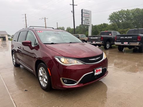 Used 2017 Chrysler Pacifica Touring-L Plus FWD image 36