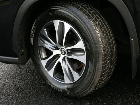 Used 2022 Toyota Highlander XLE image 3