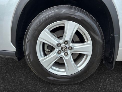 Used 2020 Toyota Highlander LE FWD image 12
