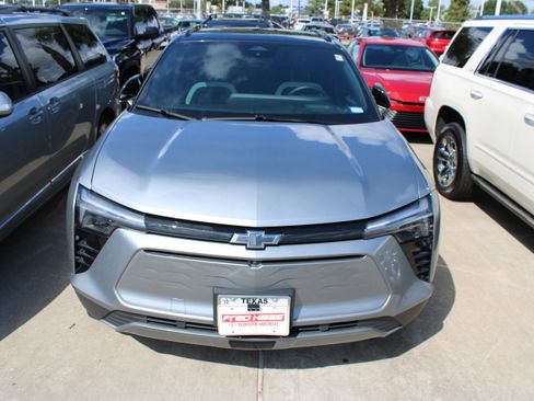 Used 2025 Chevrolet Blazer EV LT FWD image 4