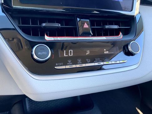 Used 2025 Toyota Corolla LE image 32