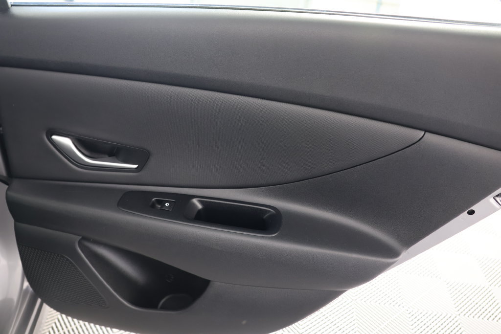 Used 2025 Hyundai Elantra Limited FWD image 28