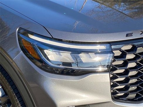 Used 2025 Ford Explorer ST image 4