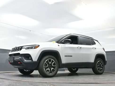 Used 2025 Jeep Compass Trailhawk AWD/4WD image 29