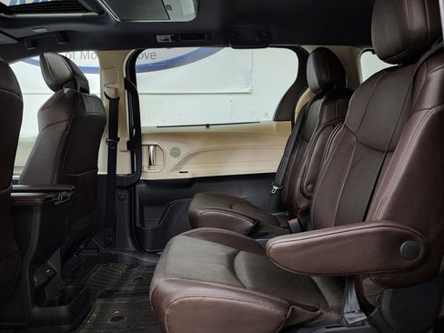 Used 2021 Toyota Sienna Platinum AWD/4WD image 17