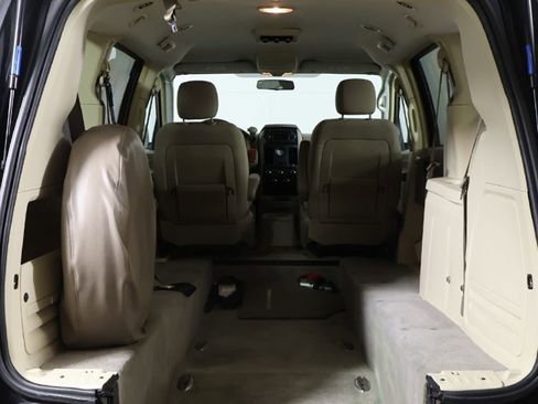Used 2008 Chrysler Town & Country LX FWD image 8