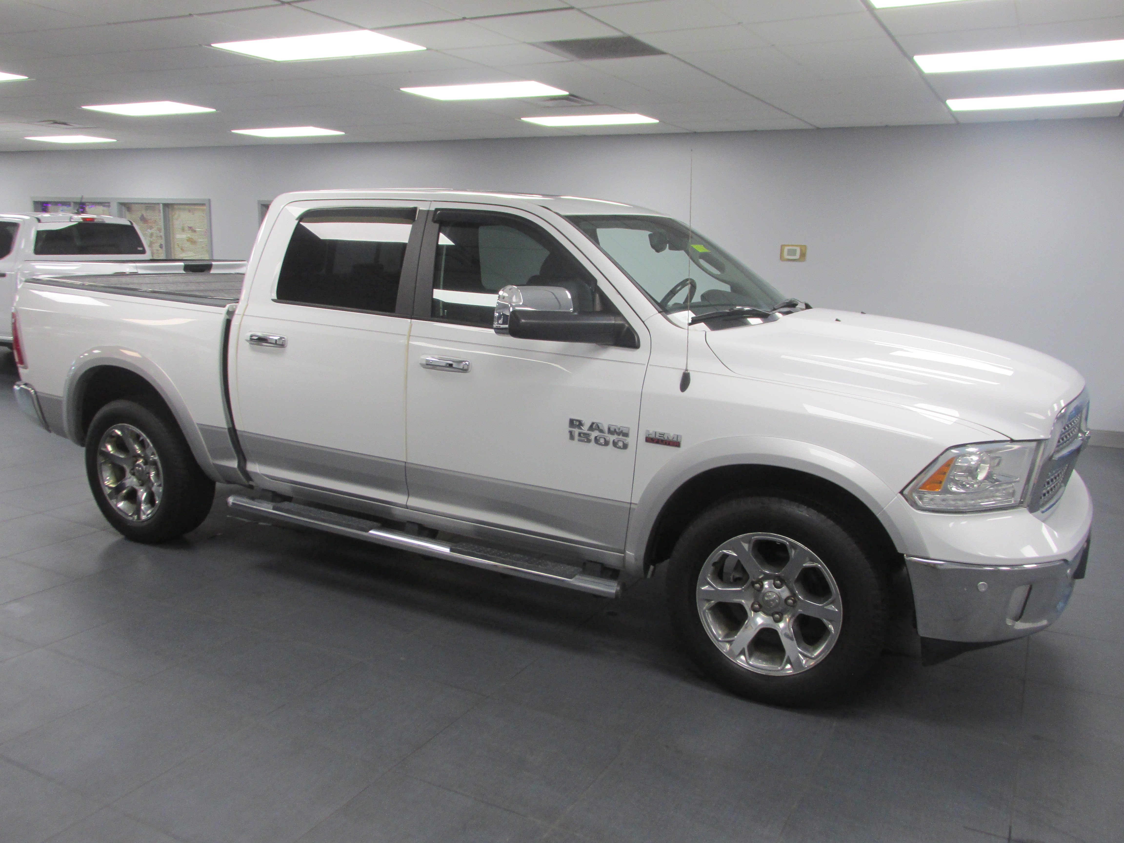 Used 2017 RAM 1500 Laramie w/ Convenience Group AWD/4WD image 4