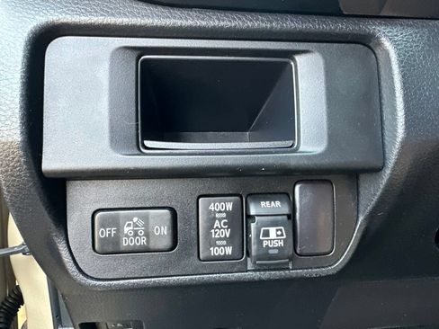 Used 2017 Toyota Tacoma TRD Off-Road w/ Premium & Technology Package AWD/4WD image 11