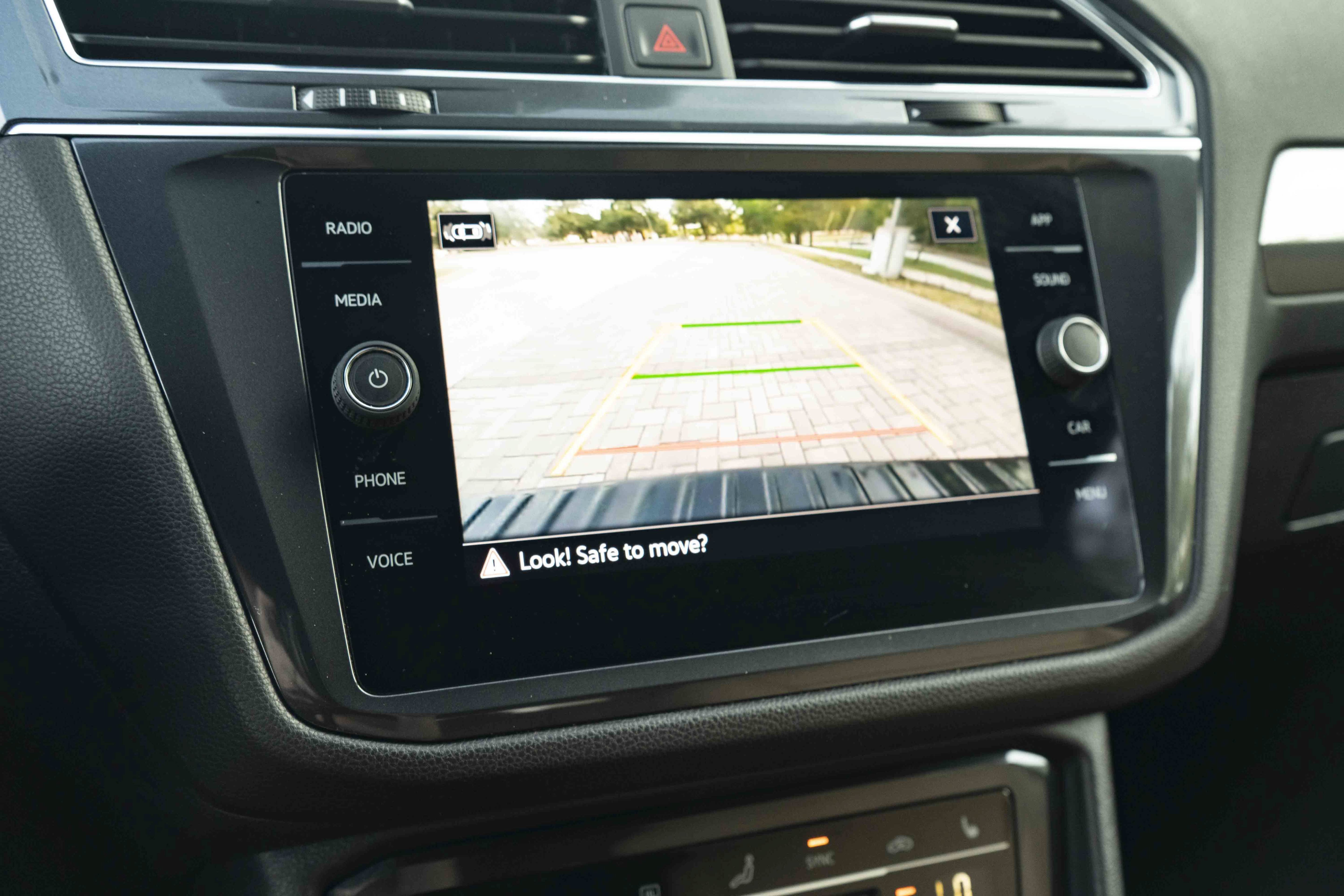 Certified 2022 Volkswagen Tiguan SE R-Line FWD image 27