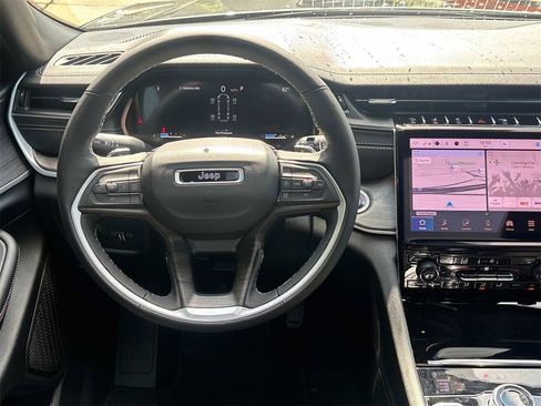 New 2025 Jeep Grand Cherokee Limited w/ Luxury Tech Group II image 10