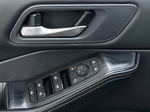 Used 2025 Nissan Rogue SV image 13