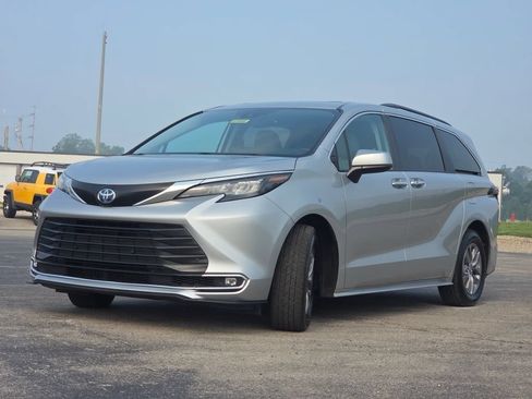 Used 2024 Toyota Sienna XLE FWD image 22